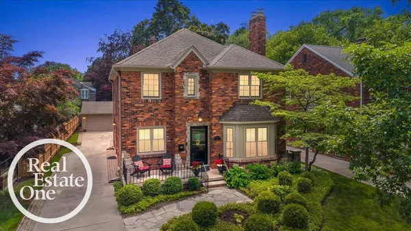 $575,000 | 305 Moran Road, Grosse Pointe, MI 48236