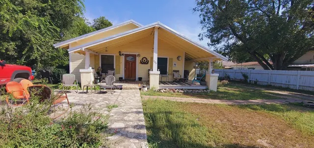 a view of a house with backyard