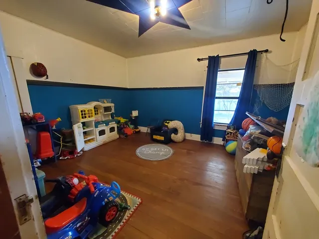 a bed room with two beds and a window