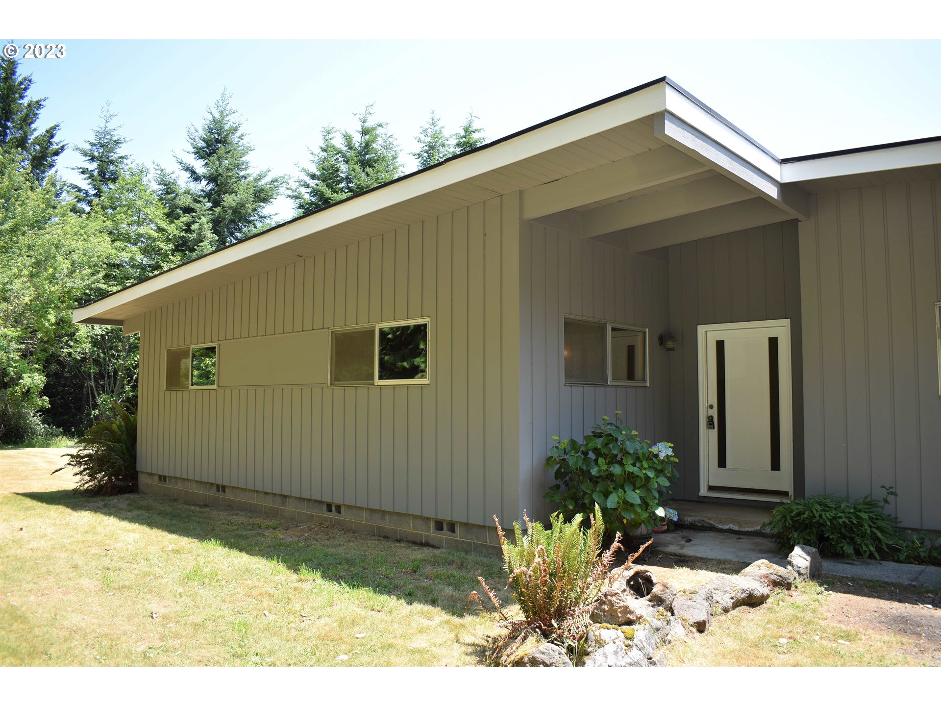 95144 Marchmont Road Gold Beach, OR 97444 - Photo 1 of 34 a backyard of a house