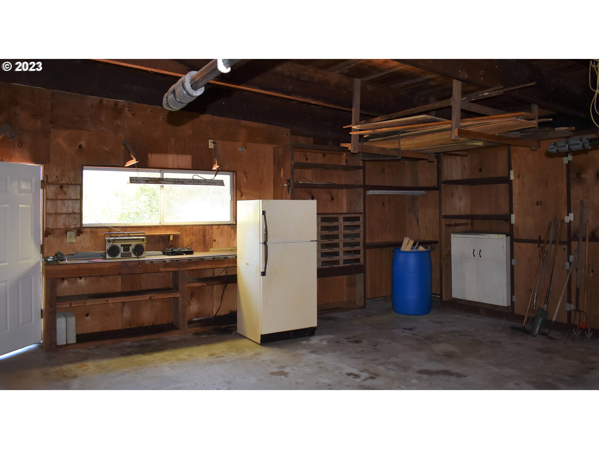 95144 Marchmont Road Gold Beach, OR 97444 - Photo 31 of 34 a kitchen with a refrigerator and a stove