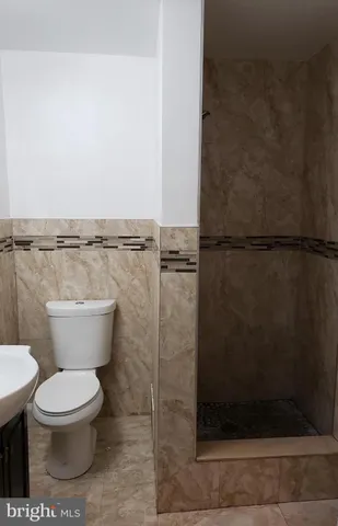 a bathroom with a toilet and a shower