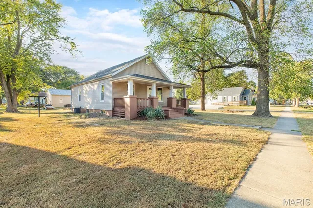 $99,900 | 402 South Washington Street, Bunker Hill, IL 62014