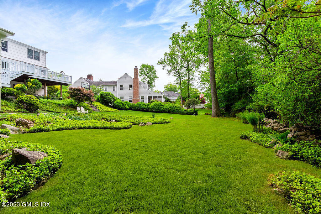 16 Crescent Road Riverside, CT 06878 - Photo 26 of 33 a view of a garden with a building in the background