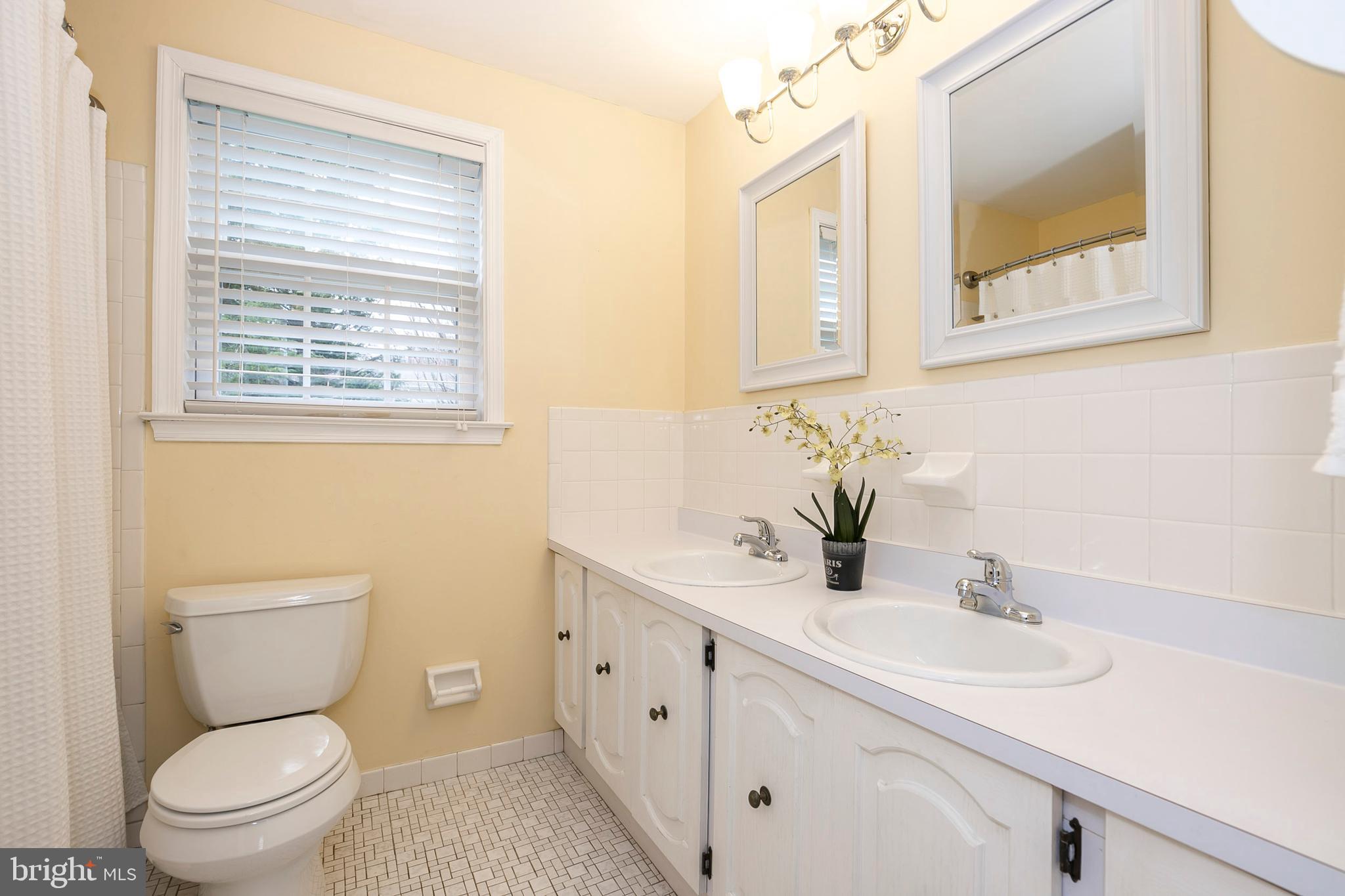 737 Brooke Road Exton, PA 19341 - Photo 35 of 47 Hall Bath