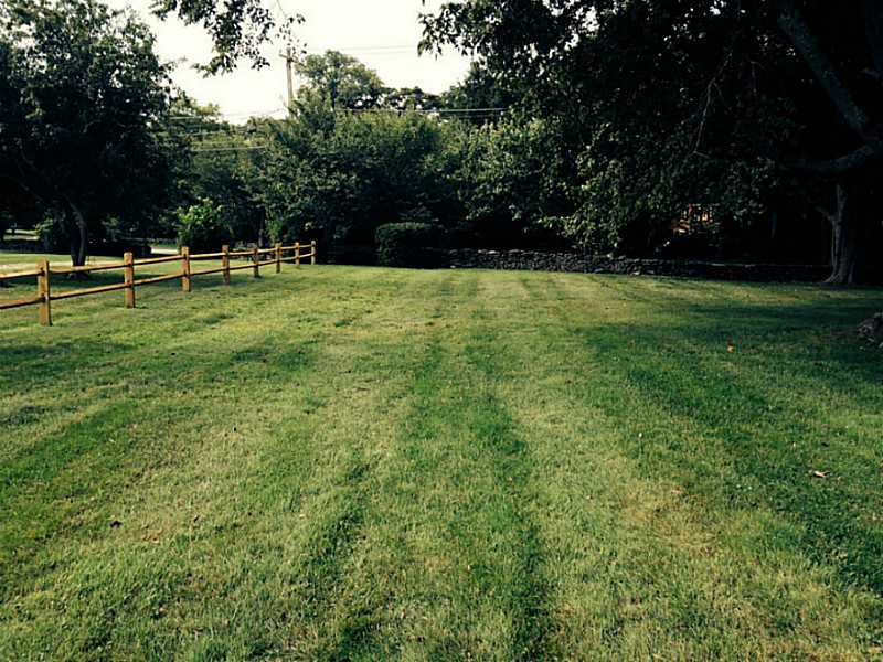 658 Middle Road Portsmouth, RI 02871 - Photo 6 of 20 Yard/Garden.