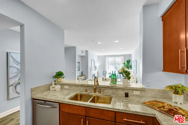 $779,000 | 14412 Killion Street, Unit 205, Sherman Oaks, CA 91401
