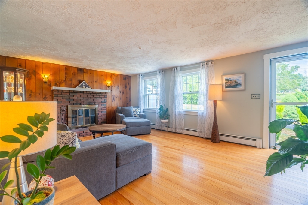 96 Red Gate Road Tyngsboro, MA 01879 - Photo 3 of 28 Gallery Image 3
