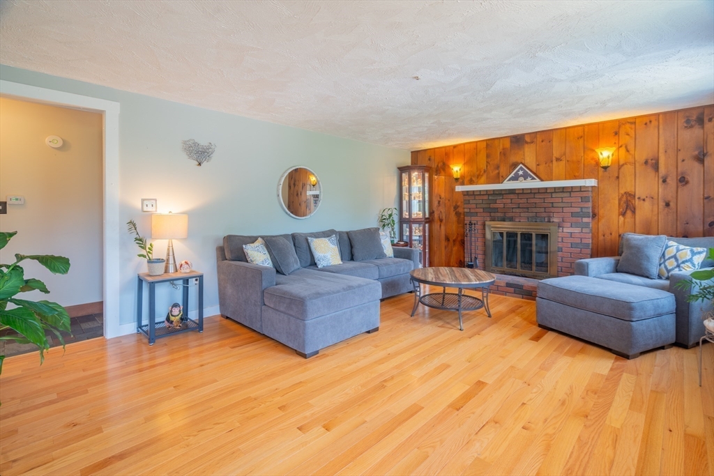 96 Red Gate Road Tyngsboro, MA 01879 - Photo 4 of 28 Gallery Image 4