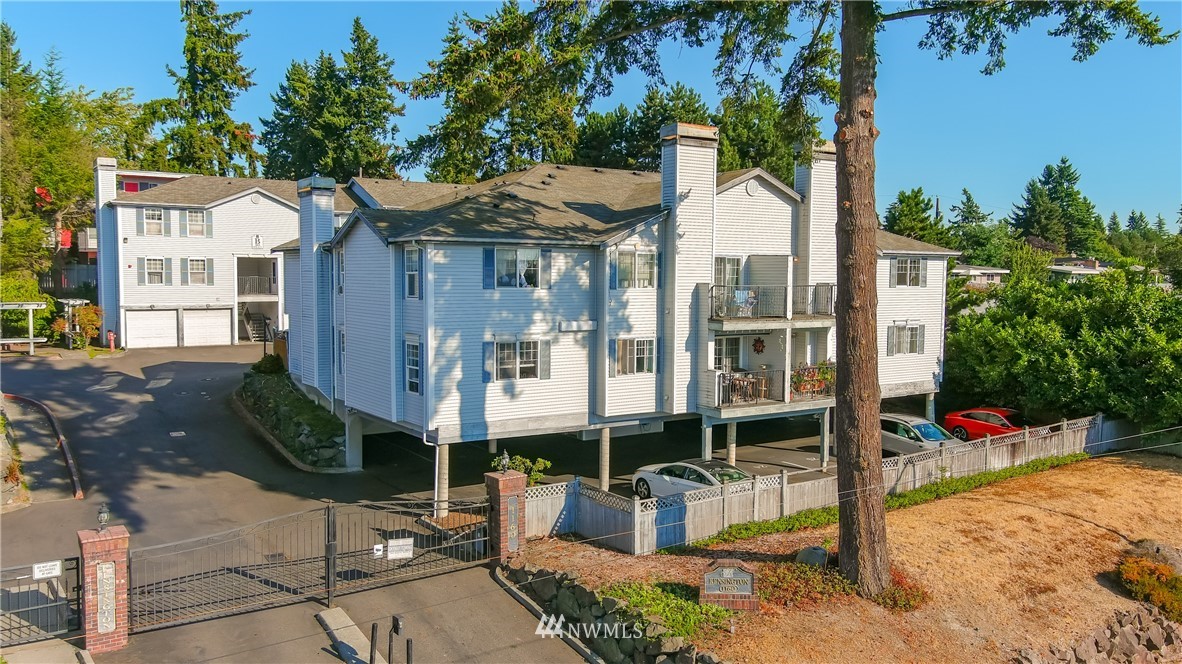 1160 Monroe Avenue Northeast, Unit A4 Renton, WA 98056 - Photo 1 of 26 a front view of a house