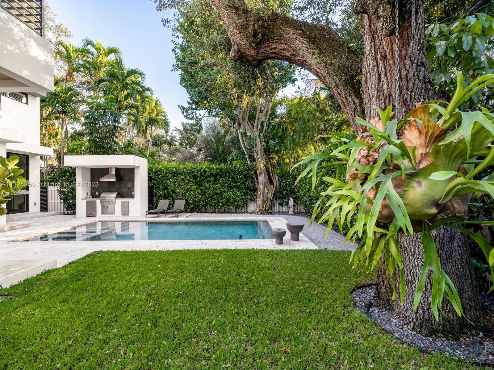 7260 School House Road Miami, FL 33143 - Photo 20 of 44 a view of a backyard with a patio