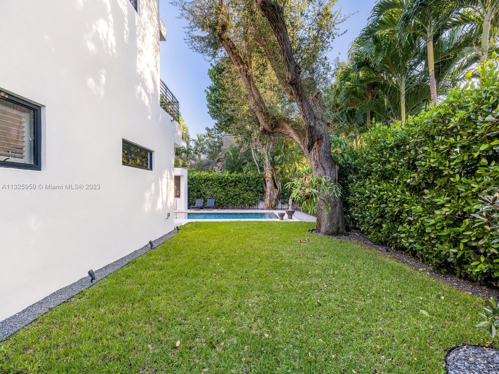 7260 School House Road Miami, FL 33143 - Photo 21 of 44 a view of backyard with large trees