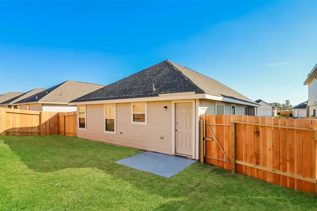 a view of a house with backyard