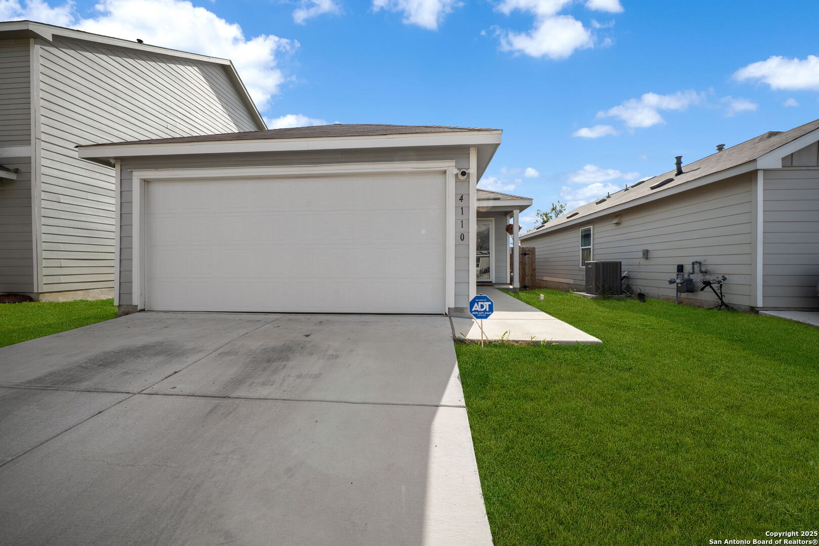 a view of a house with backyard