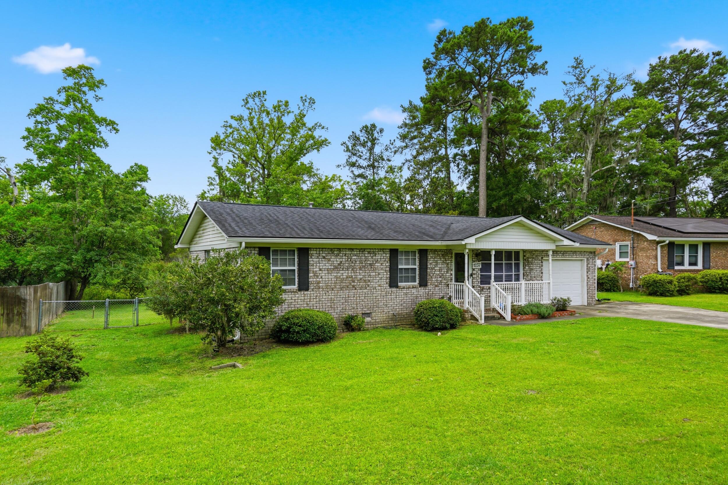 1237 Redeemer Drive Hanahan, SC 29410 - Photo 6 of 49