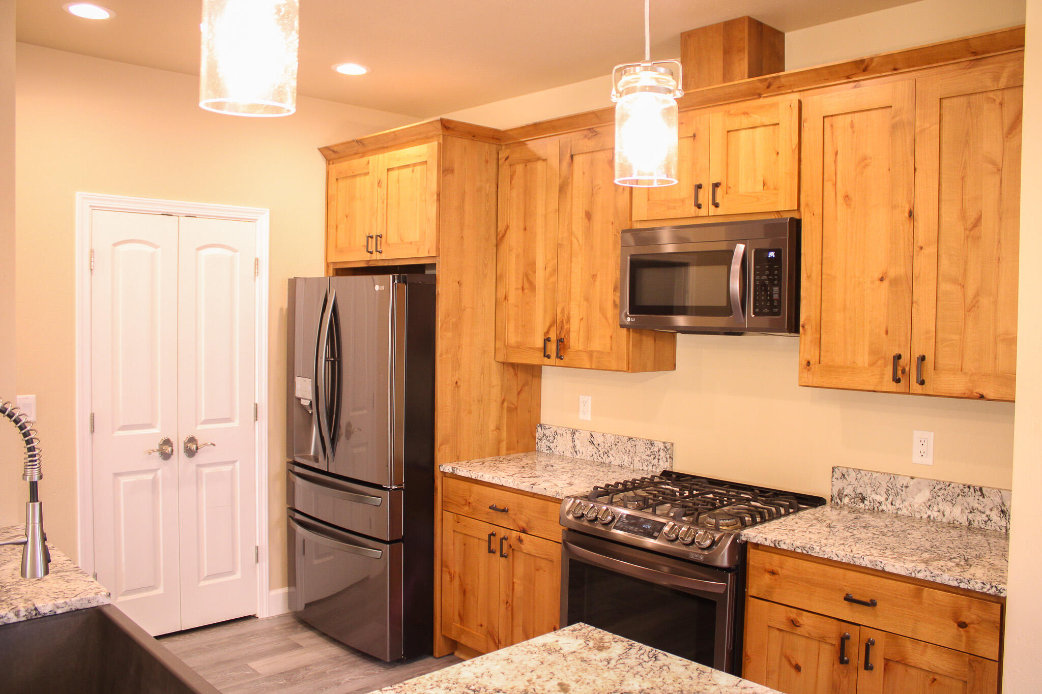 237 Willow Way Talent, OR 97540 - Photo 7 of 28 Kirt Real Estate 2025-66