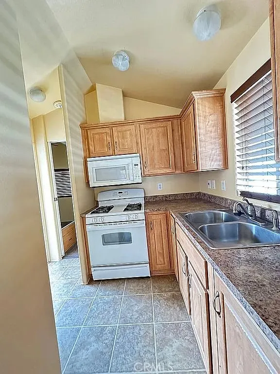 32000 Riverside Lake, Unit I1 Lake Elsinore, CA 92530 - Photo 4 of 23