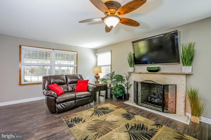 26 Whitby Road Cherry Hill, NJ 08003 - Photo 14 of 31 Great room with gas firplace
