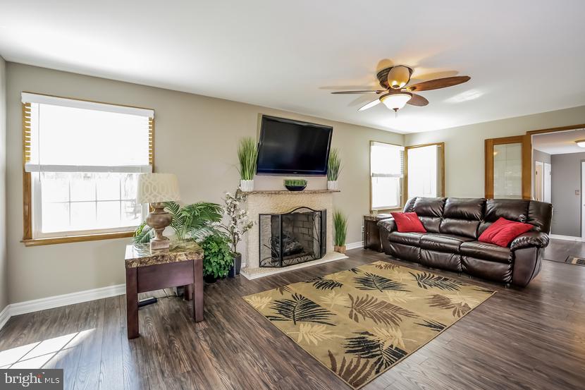 26 Whitby Road Cherry Hill, NJ 08003 - Photo 15 of 31 Great room with gas fireplace
