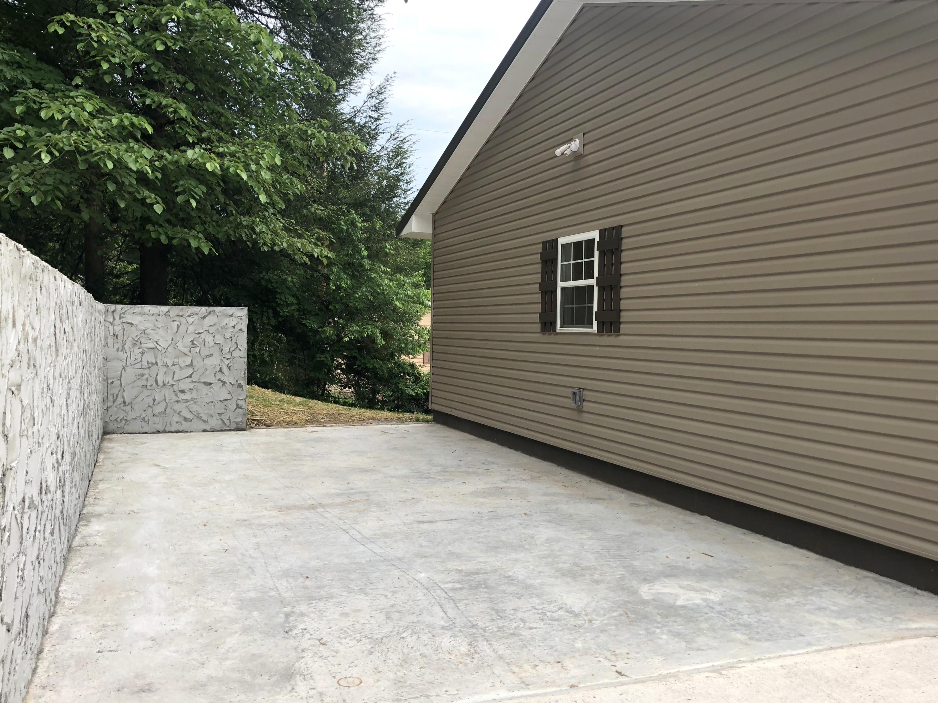 127 McDeerman Road Jacksboro, TN 37757 - Photo 26 of 29 Patio