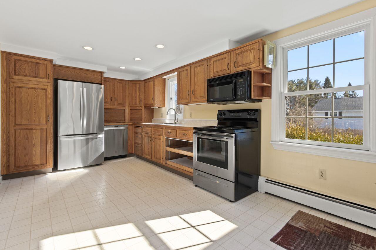 93 Caron Street Portland, ME 04103 - Photo 5 of 40 5