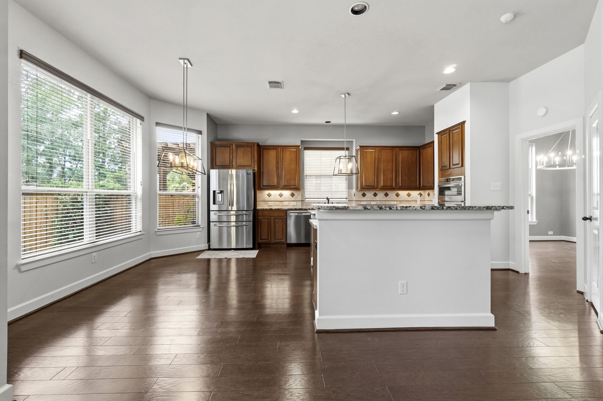 27 North Arrow Canyon Circle The Woodlands, TX 77389 - Photo 8 of 37