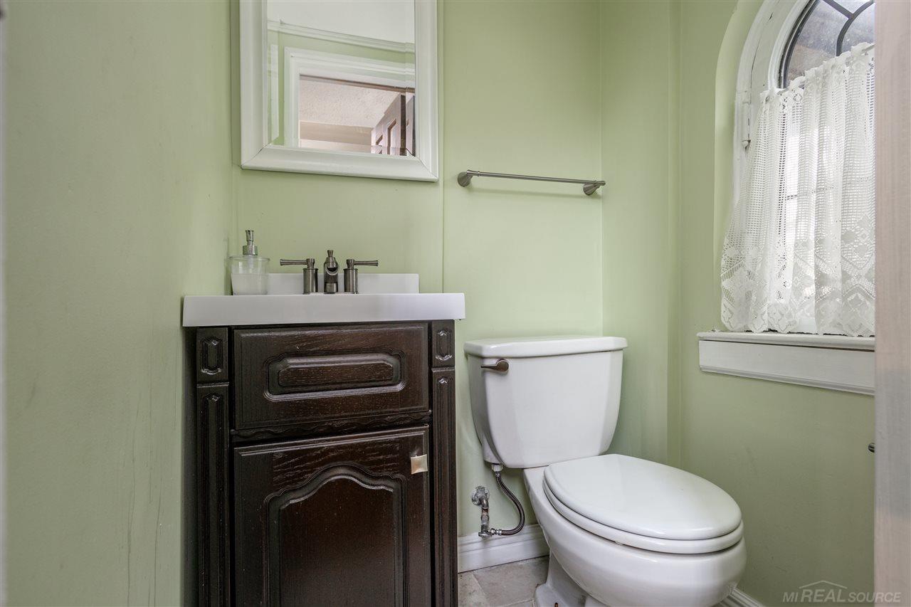 816 Bedford Road Grosse Pointe, MI 48230 - Photo 23 of 37 31396765-22.JPG