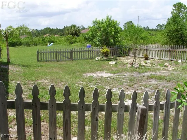a view of yard with a small yard