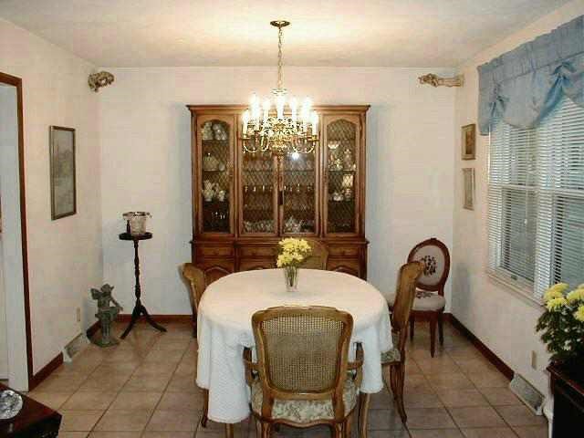 1355 Ridgefield Road Freeport, IL 61032 - Photo 5 of 9 Gallery Image 5
