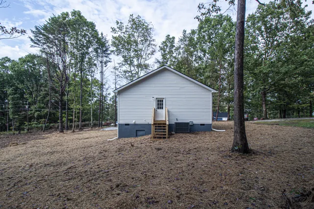 a view of a house with backyard