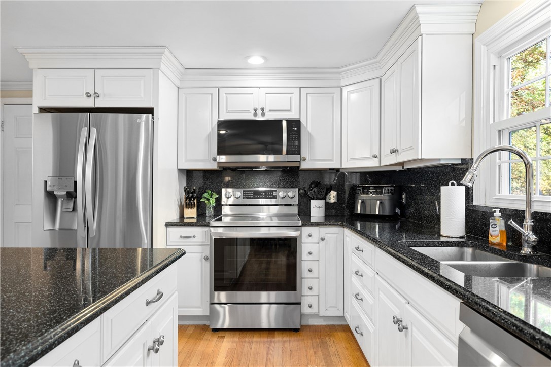 672 Plainfield Pike Scituate, RI 02857 - Photo 6 of 39