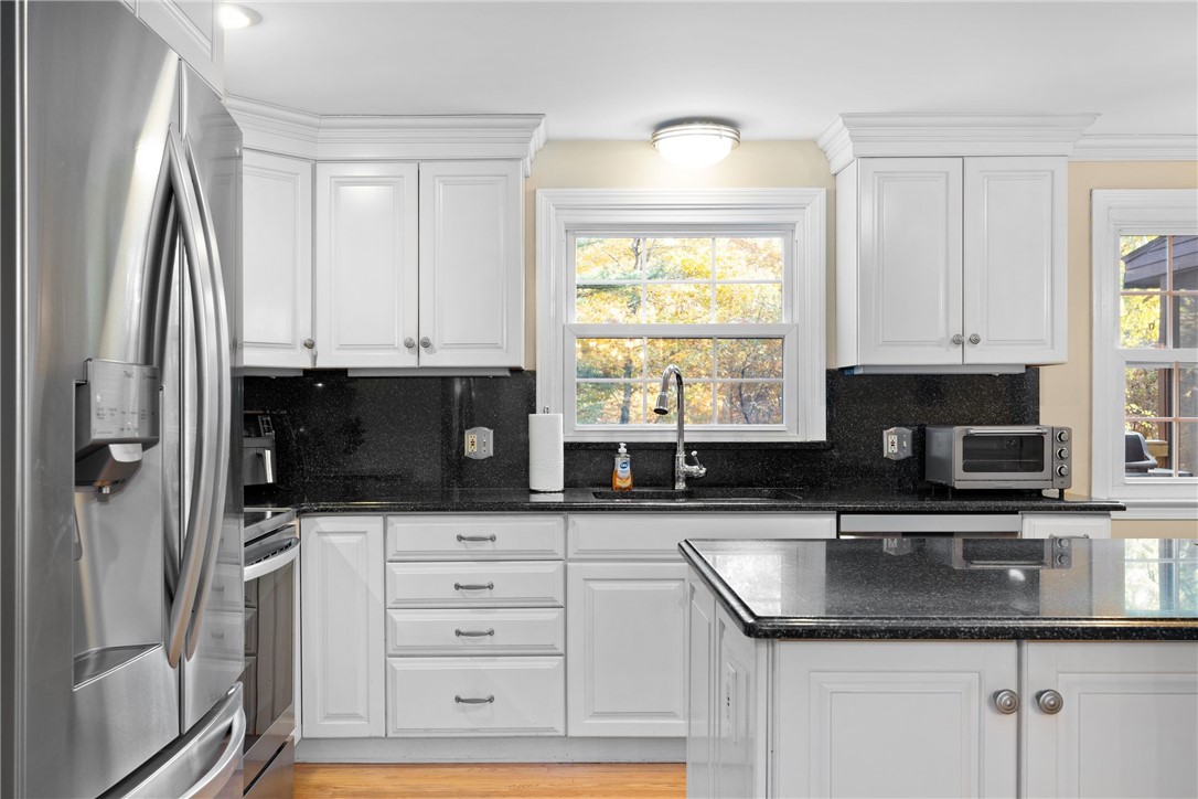 672 Plainfield Pike Scituate, RI 02857 - Photo 7 of 39