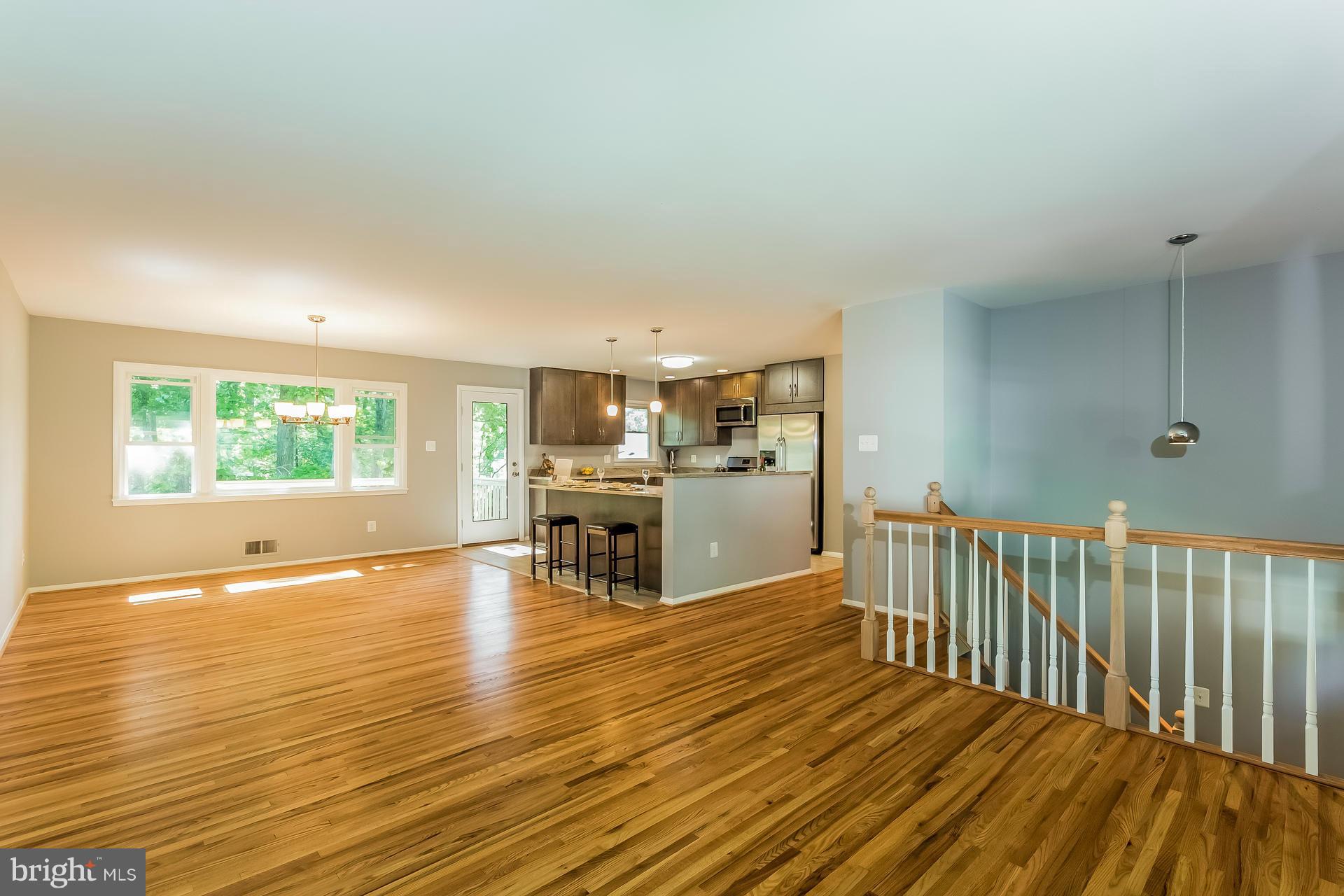 6524 Greenview Lane Springfield, VA 22152 - Photo 3 of 28 Living Room