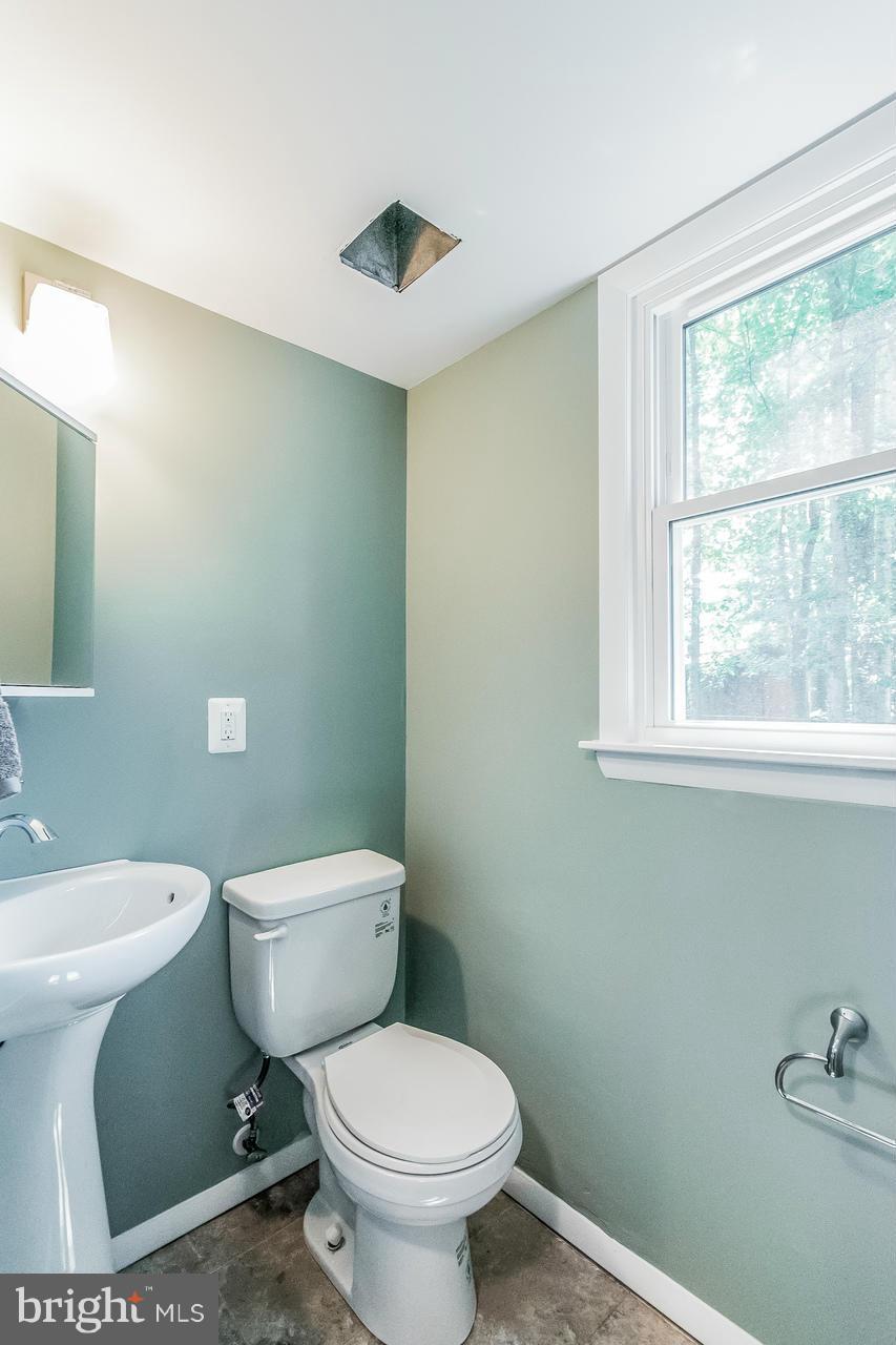 6524 Greenview Lane Springfield, VA 22152 - Photo 24 of 28 Bath