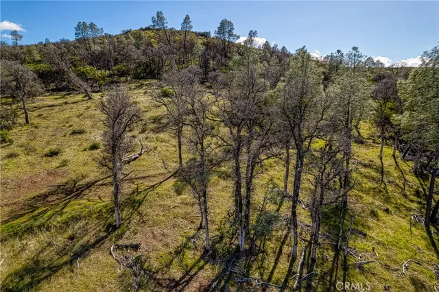 a view of a sky view of residential houses with outdoor space