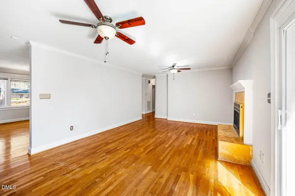a view of a livingroom with a ceiling fan & entryway