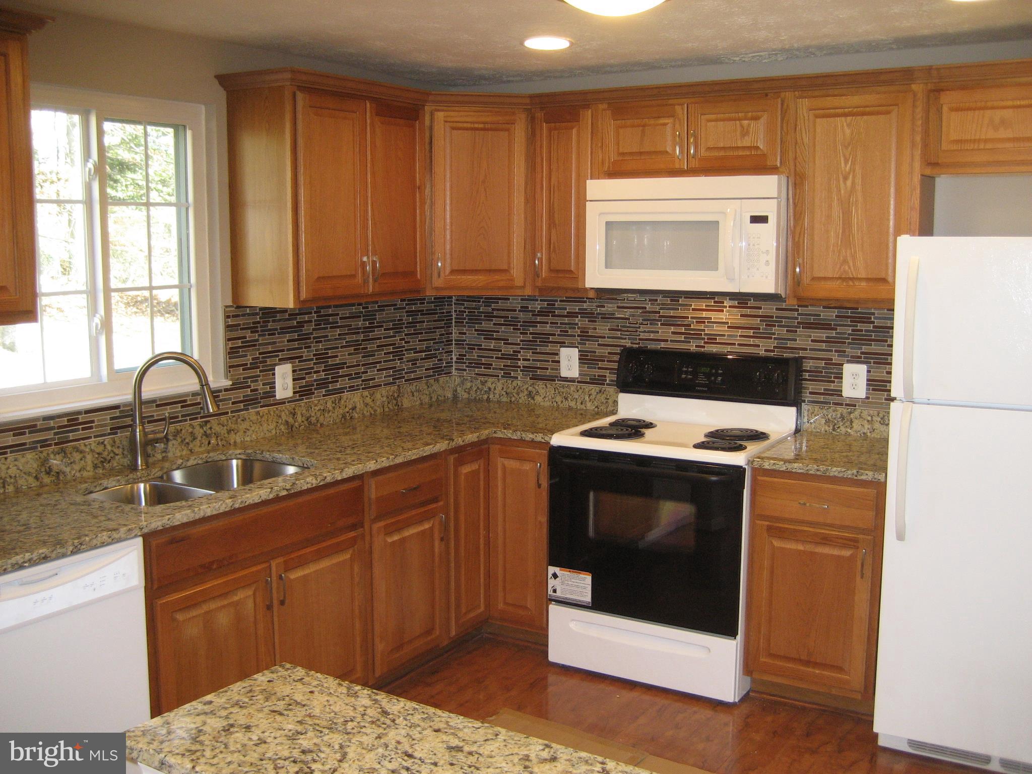8708 Temple Hill Road Clinton, MD 20735 - Photo 9 of 46 Kitchen Vie w 2