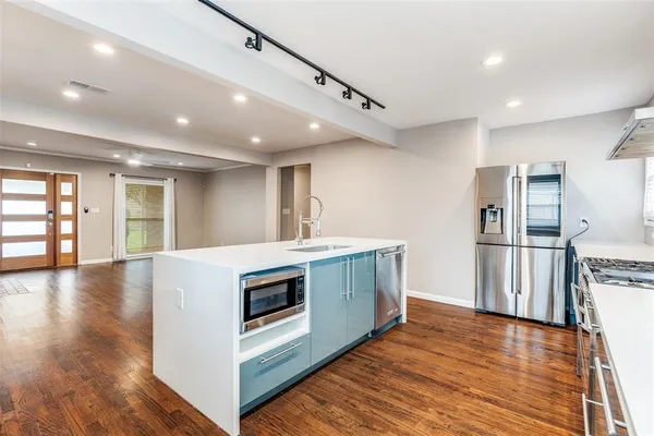 $2,495 | 2638 Burlington Boulevard, Dallas, TX 75211