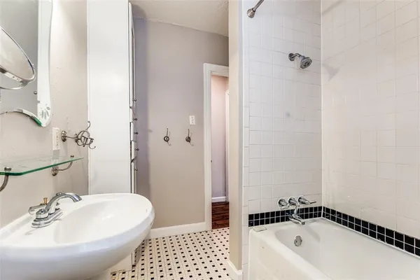 $2,495 | 2638 Burlington Boulevard, Dallas, TX 75211