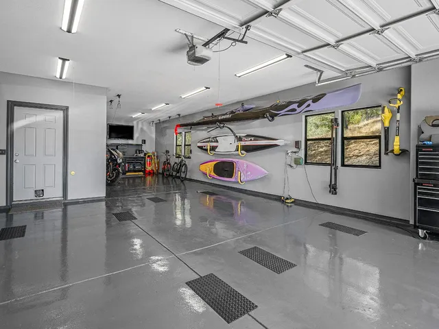 a view of a livingroom with furniture and a ceiling fan