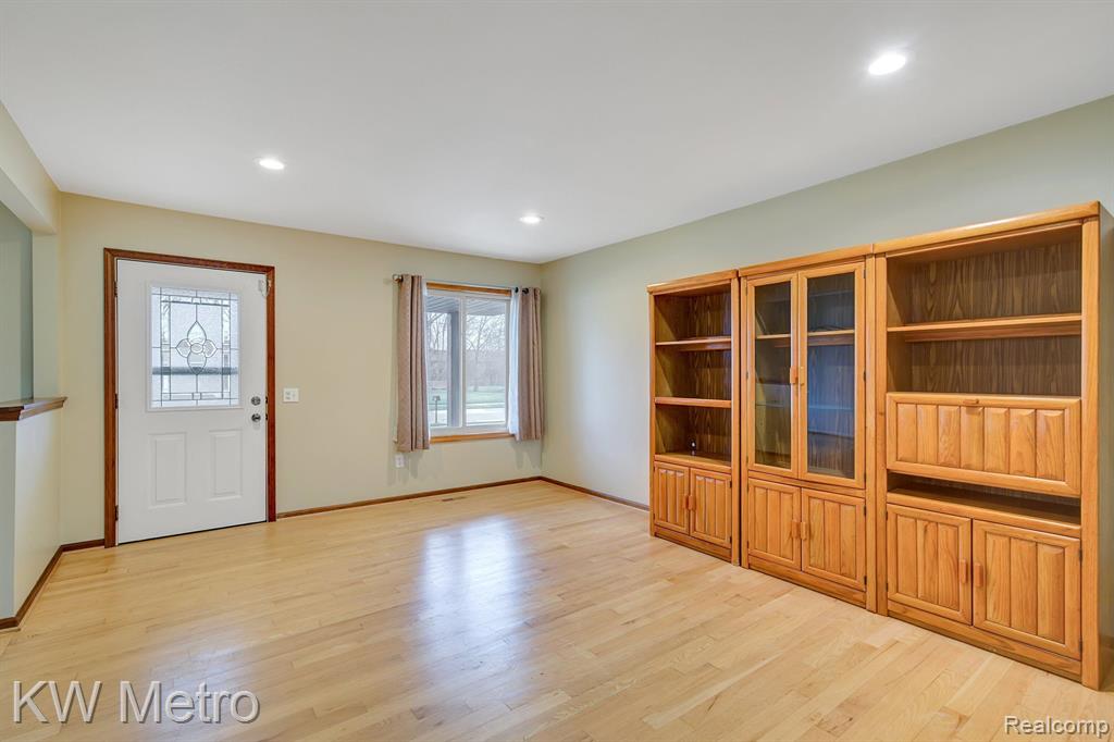 2140 Elmcrest Road Sterling Heights, MI 48310 - Photo 3 of 42