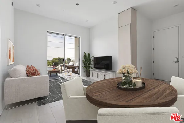 $2,990 | 1650 Sawtelle Boulevard, Unit 301, Los Angeles, CA 90025