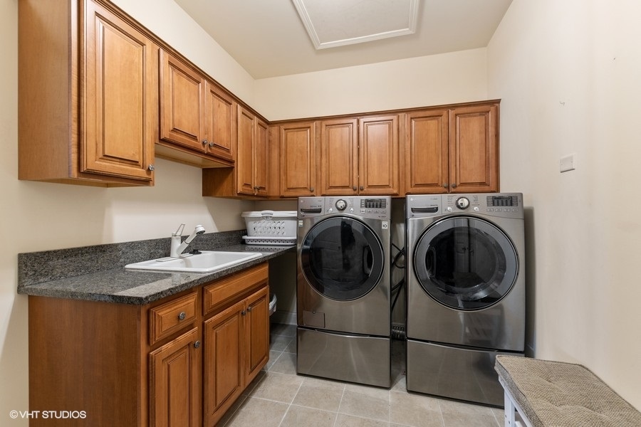 24042 Old Farm Road Manhattan, IL 60442 - Photo 24 of 32 a utility room with sink dryer and washer