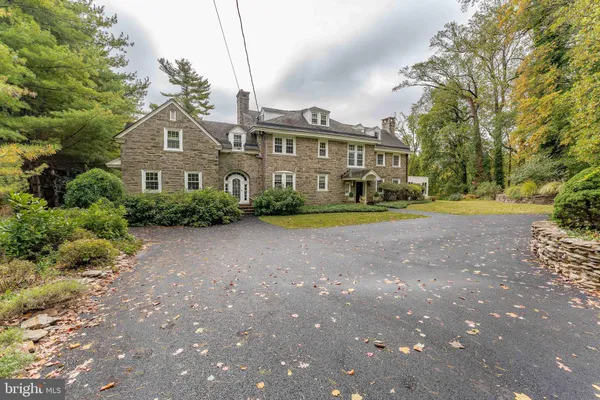 a view of entryway and hall