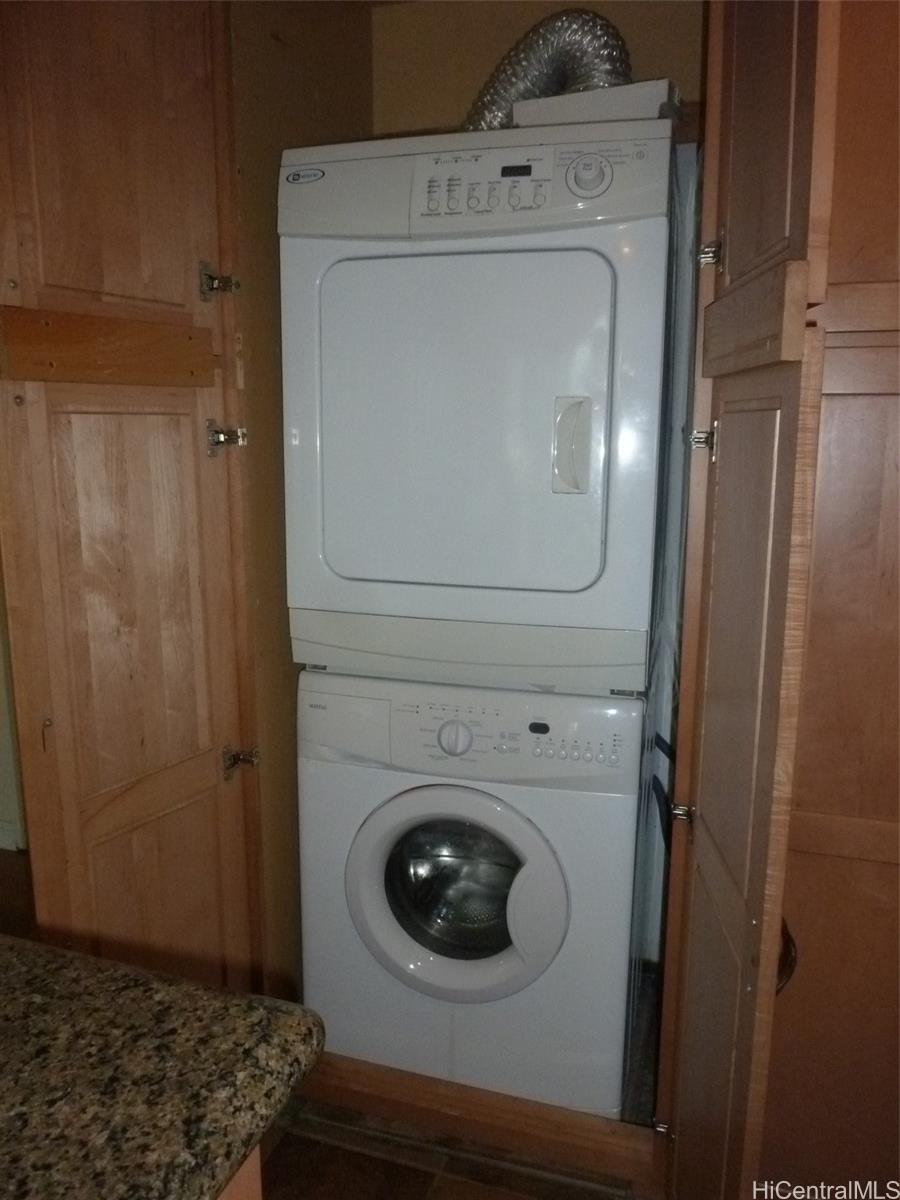 700 Richards Street, Unit 703 Honolulu, HI 96813 - Photo 3 of 12 a utility room with dryer and washer