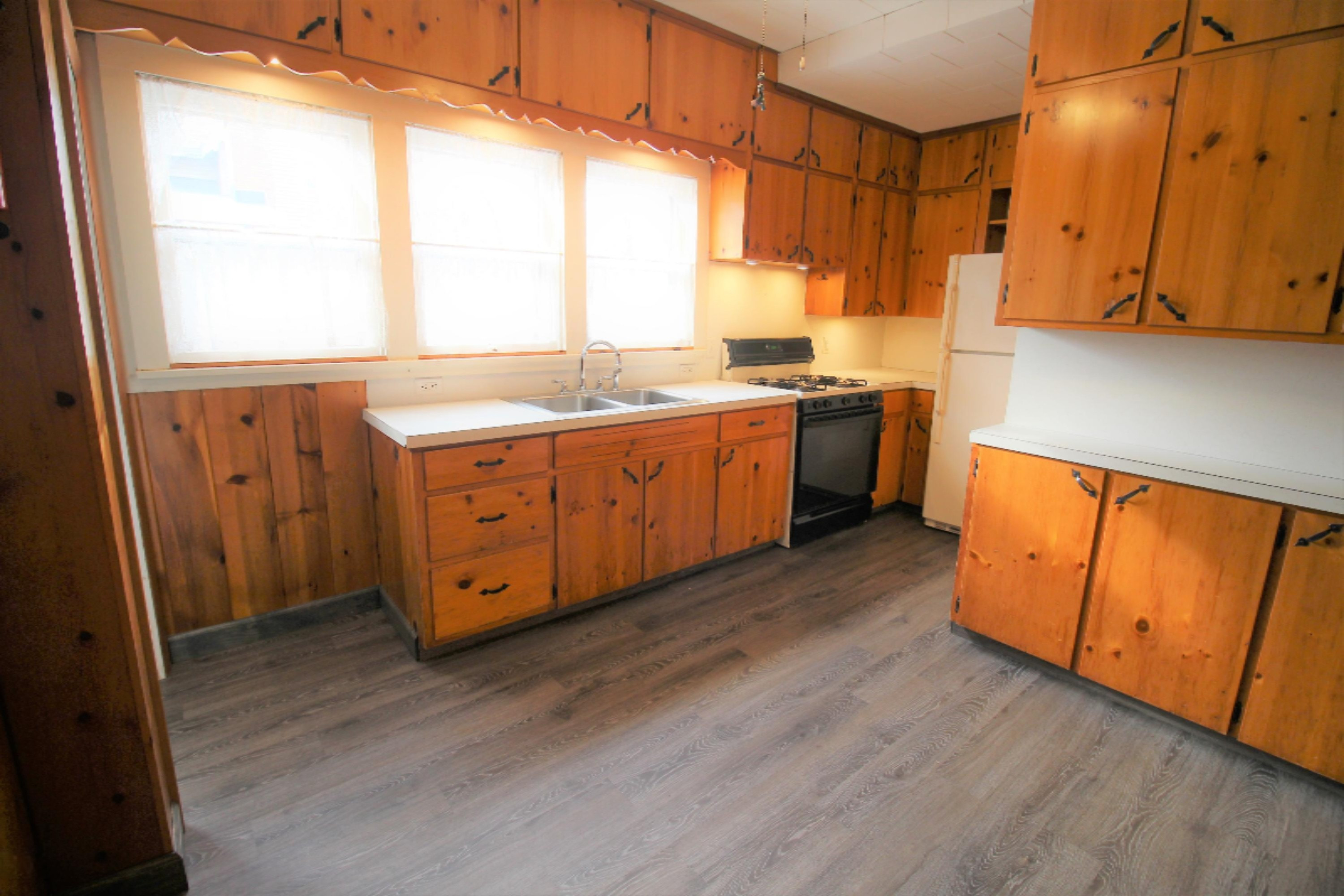 94 West Division Street Sparta, MI 49345 - Photo 3 of 26 IMG_9636