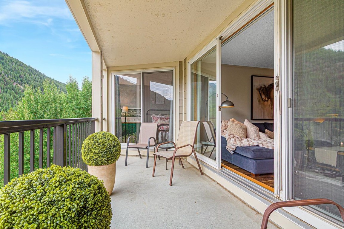 21650 Highway 6, Unit 2110 Keystone, CO 80435 - Photo 13 of 26 a balcony with furniture and a potted plant