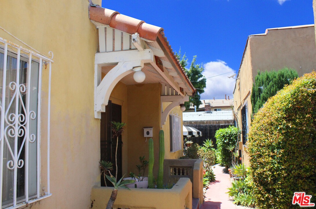 5122 Raleigh Street Los Angeles, CA 90004 - Photo 2 of 4 Gallery Image 2