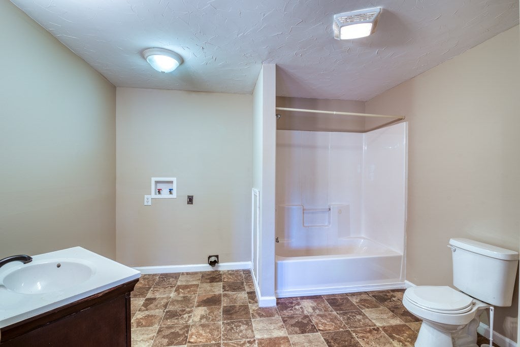 800 Colonial Road Southwest Abingdon, VA 24210 - Photo 6 of 26 Gallery Image 6