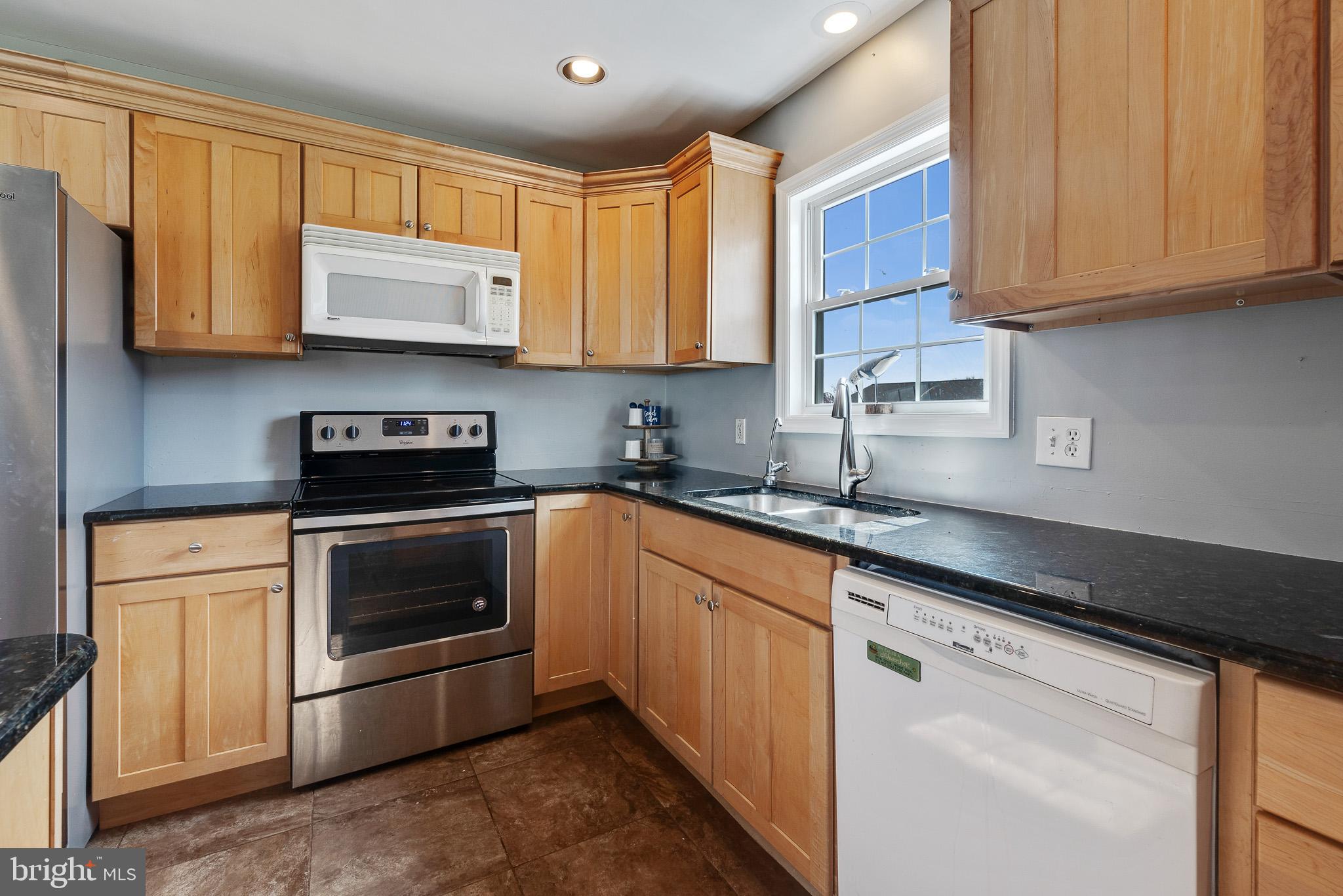 25 Bathon Loop Elkton, MD 21921 - Photo 7 of 22 Granite counters and Kraftmaid cabinets